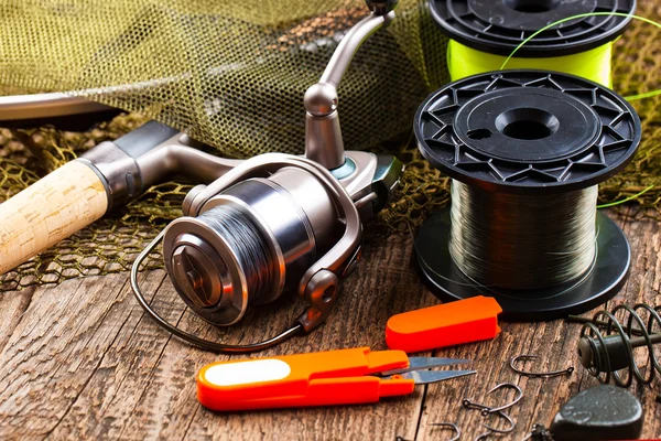 Aparejos de pesca en una mesa de madera — Foto de Stock