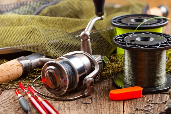 Attrezzatura da pesca su un tavolo di legno — Foto Stock