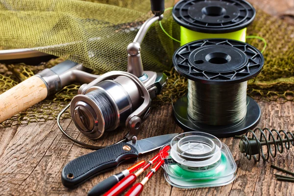 Attrezzatura da pesca su un tavolo di legno — Foto Stock