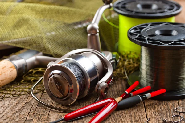 Aparejos de pesca en una mesa de madera — Foto de Stock