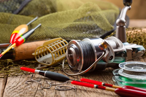 Fiskeredskap på träbord — Stockfoto