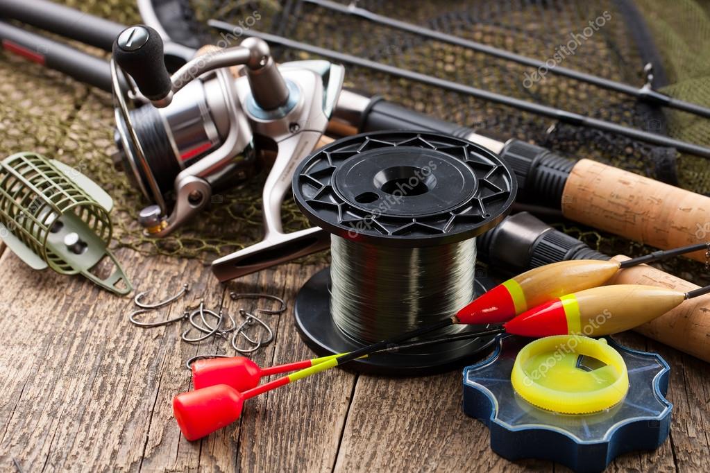 Pesca enfrentar em uma mesa de madeira fotos, imagens de © VIZAFOTO