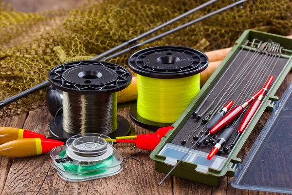 Attrezzatura da pesca su un tavolo di legno — Foto Stock