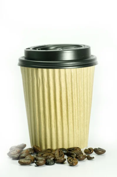Taza de café y frijoles sobre fondo blanco — Foto de Stock
