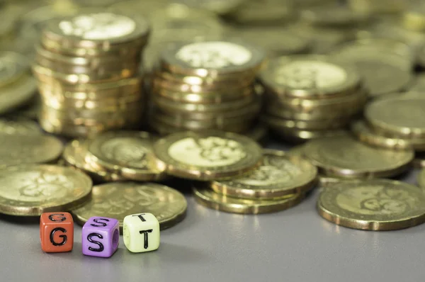 GST szöveg és arany érmék — Stock Fotó