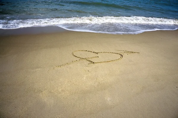 Символ любви на пляже — стоковое фото