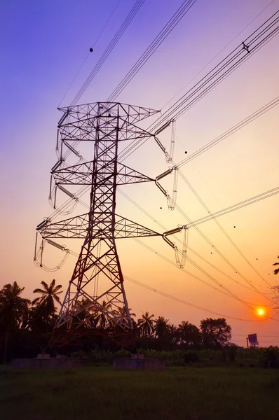 Elettricità a pilone ad alta tensione — Foto Stock