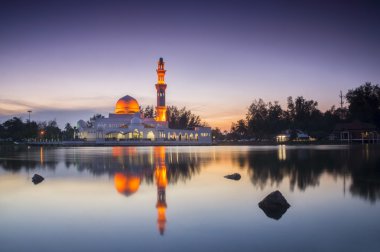 Görkemli günbatımı güzel cami