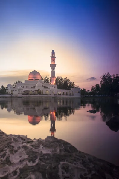 Mooie moskee in glorieuze zonsondergang — Stockfoto