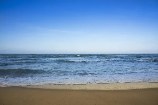 Тропический песок на пляже — стоковое фото