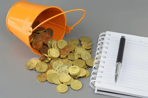 Gold Coins Notepad and Bucket - Business Concept — Stock fotografie