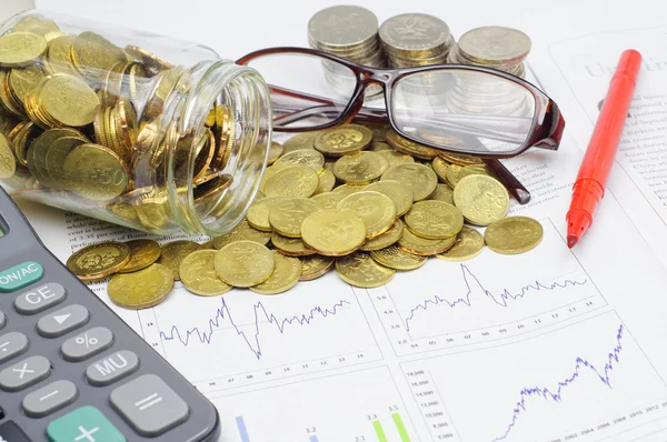 Gouden munten en Jar - businessconcept — Stockfoto