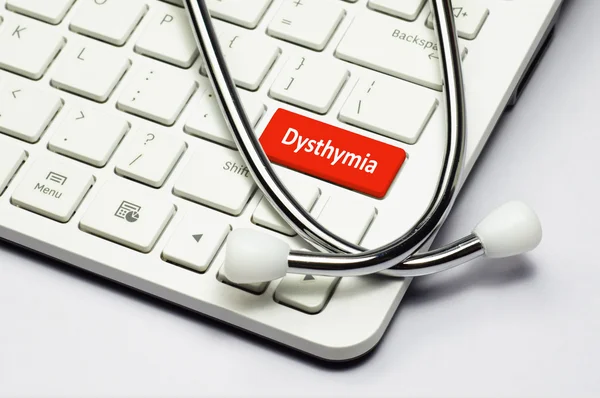 Billentyűzet, a szöveg Dysthymia és a sztetoszkóp — Stock Fotó