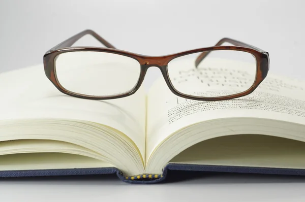 A könyv és a szemüveg - fogalmi — Stock Fotó