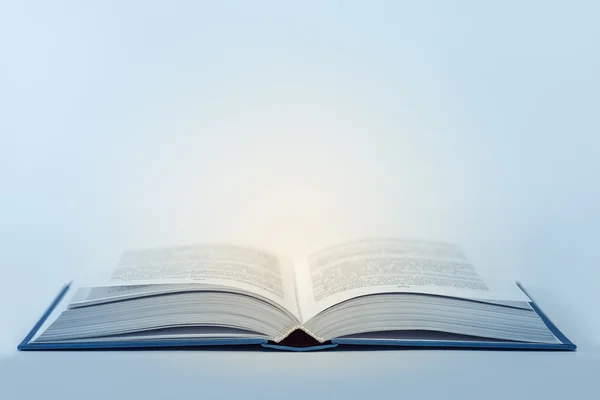 İçinde ışık ile açık kitap