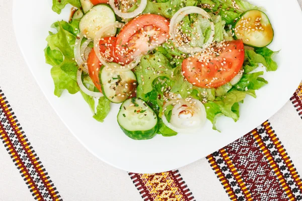 Salade de légumes frais avec sauce soja, épices sèches et sésame — Photo