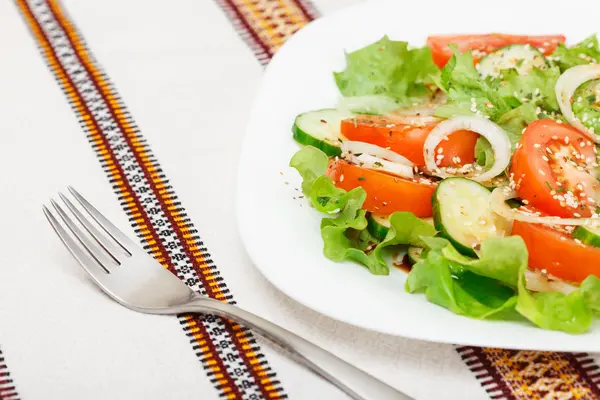 Salade de légumes frais arrosée de sauce soja et saupoudrée de — Photo