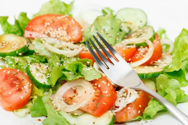 Frisse groene salade met sesam olie, sojasaus en olie — Stockfoto