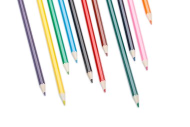 beyaz üzerine renkli kalemler