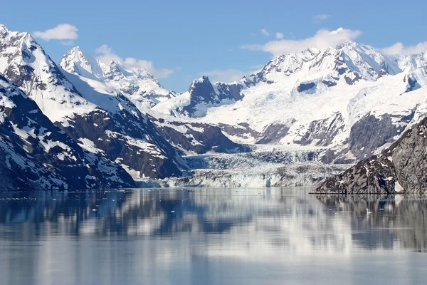 Montagna di neve su acqua — Foto Stock