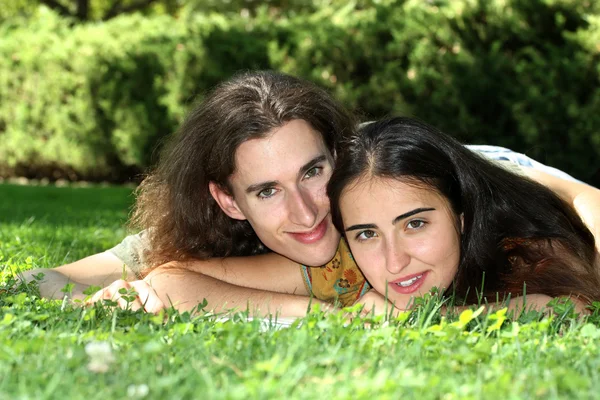 Casal na grama — Fotografia de Stock