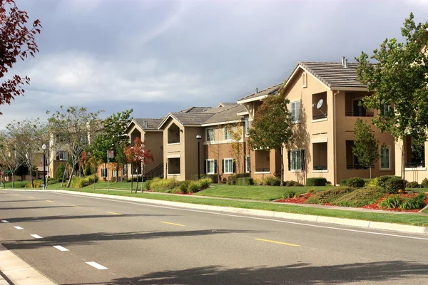 Modern apartment complex in suburban neighborhood — Stock Photo, Image