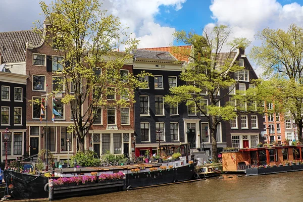 Canal in the old city of Amsterdam, Netherlands — Φωτογραφία Αρχείου