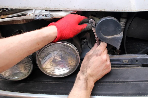 Technician fixing old broken car — Stock Photo, Image