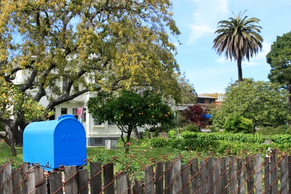 Boîte aux lettres bleue Image En Vente