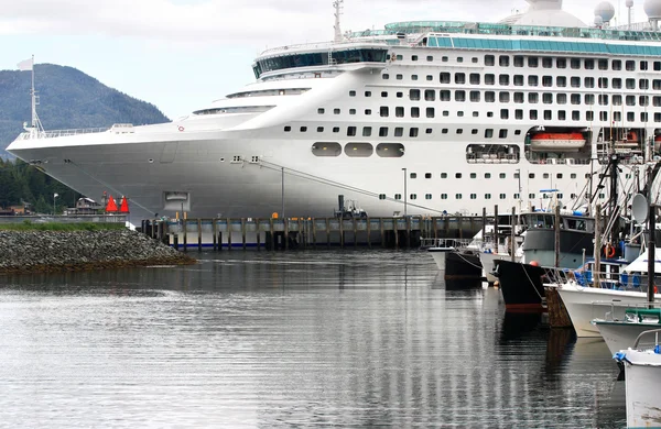 Statek wycieczkowy na Alasce — Zdjęcie stockowe