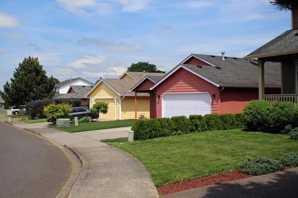 Row of houses in suburban neighborhood — Stock Photo, Image