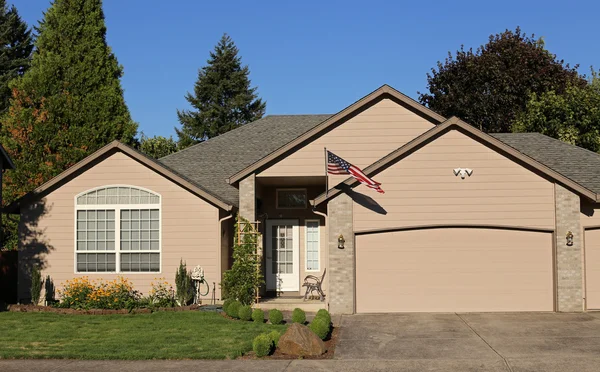 Family home in suburban neighborhood — Stock Photo, Image