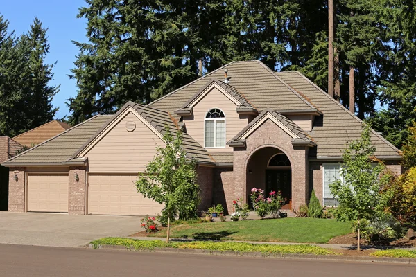 Beautiful Family Home in Suburban Neighborhood — Stock Photo, Image