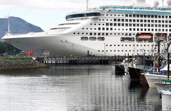 Kreuzfahrtschiff in Alaska Stockbild