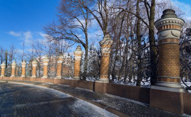 Sankt-Petersburg yaz bahçede