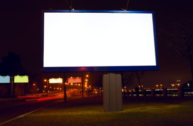 Gece sokak üzerinde büyük beyaz billboard