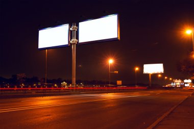 Büyük beyaz billboard sokak aydınlatma gecesi