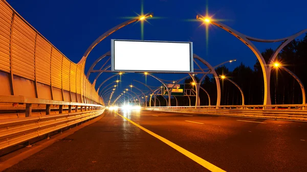 Gece karayolu üzerinde büyük beyaz billboard — Stok fotoğraf