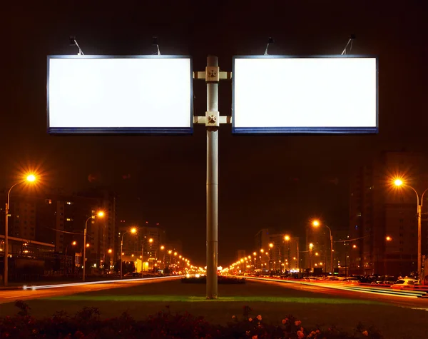 Dupla nagy fehér bill-tábla megvilágítás este utca — Stock Fotó