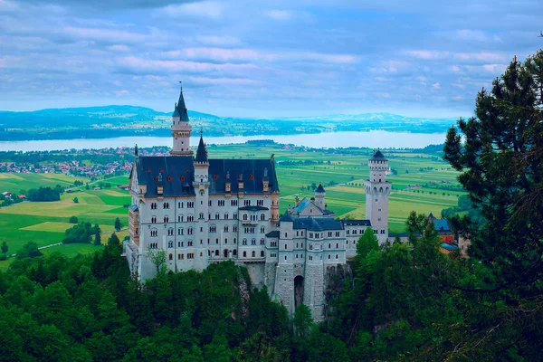 Замок Нойшванштайн в Баварских горах — стоковое фото