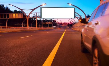 gece karayolu üzerinde büyük billboard