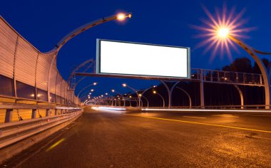 Gece karayolu üzerinde büyük beyaz billboard