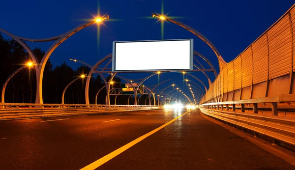 Gece karayolu üzerinde büyük beyaz billboard — Stok fotoğraf