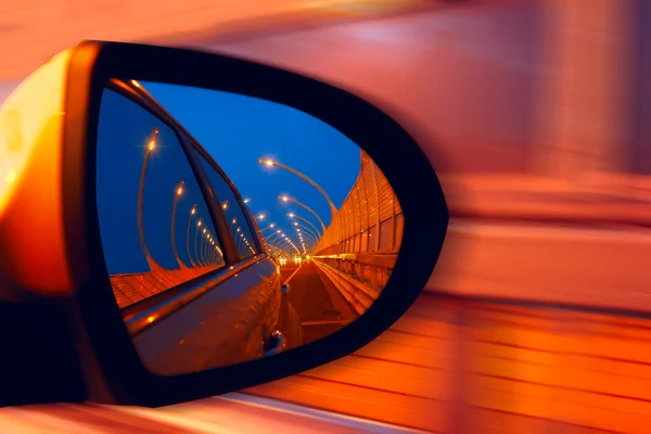 Reflejo de escondite en el espejo de un coche — Foto de Stock