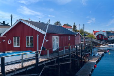 Balıkçılar Norveç adanın kıyısında evler