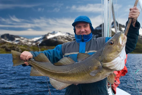 Pescador en el barco cerca de la isla de Lofoten — Foto de Stock