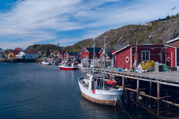 Casas de pescadores a orillas del mar con barco — Foto de Stock