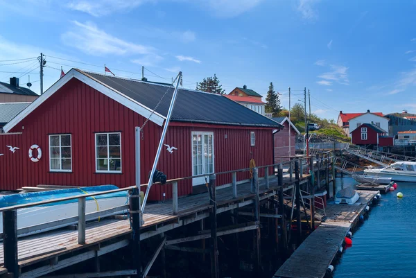 Maisons de pêcheurs sur les rives de l'île norvégienne — Photo