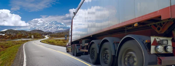 Motie van de semi-vrachtwagen op bergweg — Stockfoto