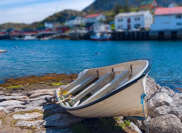 Eenzame boot op het strand — Stockfoto